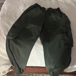 Alo it girl cargo in olive
Purchased like new but too small. LIKE NEW